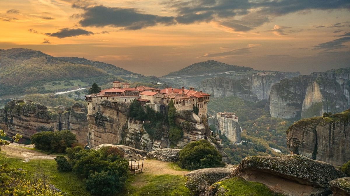 FOTO: Známé řecké kláštery vznikly doslova mezi nebem a zemí